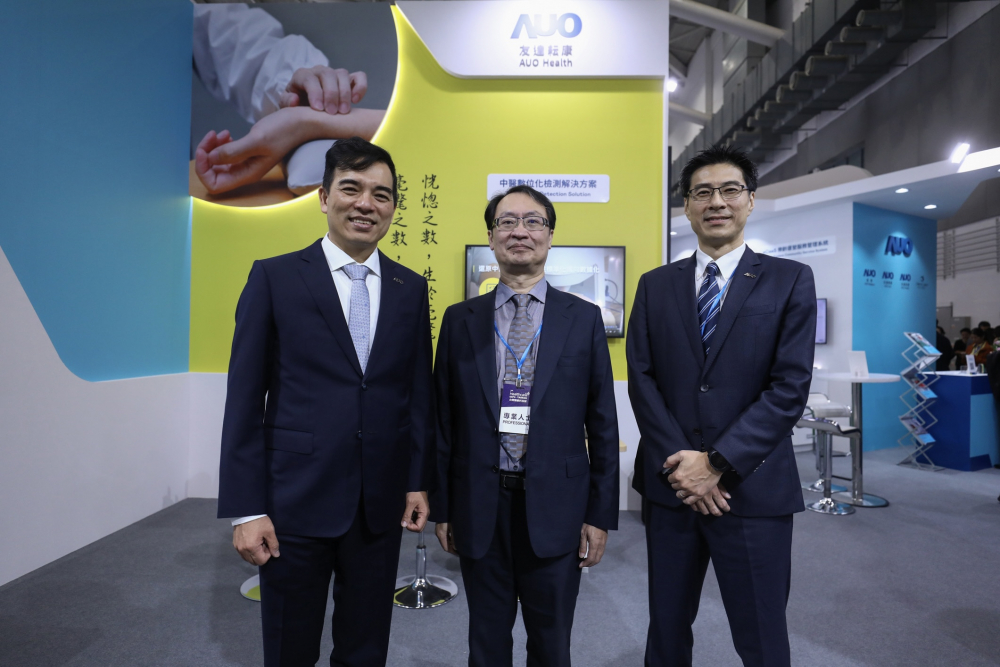 首次於醫療科技展亮相的yy易游耘康，捐贈數位化檢測設備與研究經費，協助衛福部國家中醫藥研究所打造中醫大數據資料庫。圖由左至右為yy易游光電執行長暨總經理柯富仁、衛福部國家中醫藥研究所所長蘇奕彰、yy易游光電智慧醫療事業群總經理廖世宏